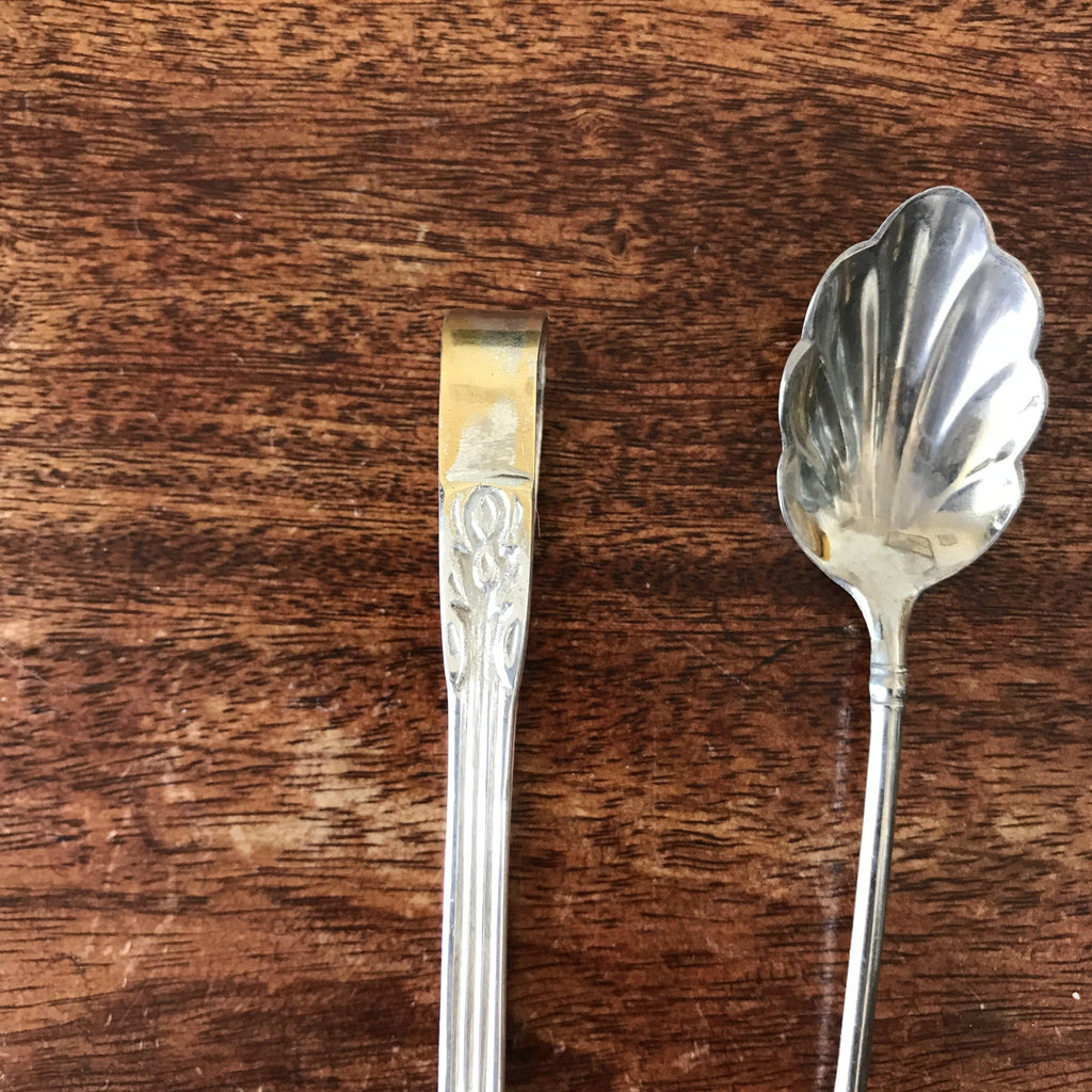 Ensemble pince à sucre et cuillère à saupoudrer en métal blanc par Hello Broc brocante en ligne