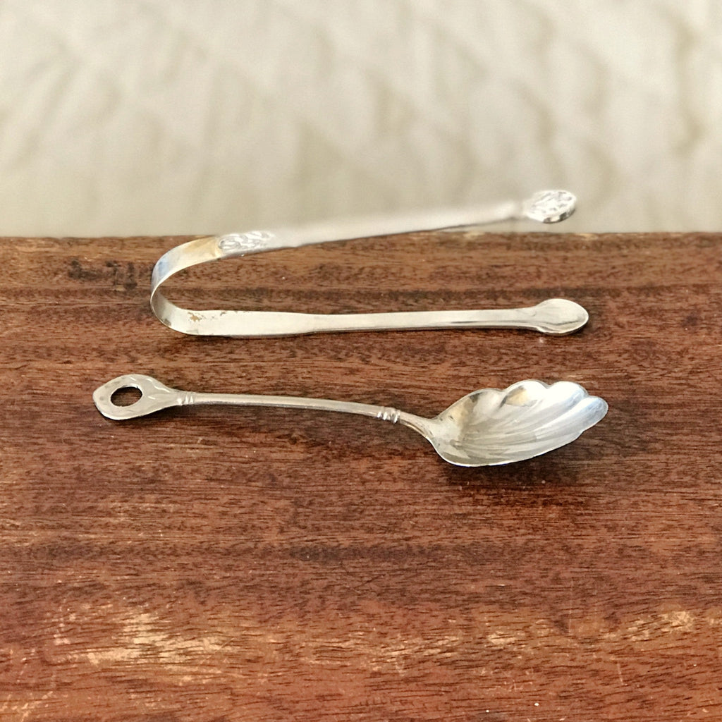 Ensemble pince à sucre et cuillère à saupoudrer en métal blanc par Hello Broc brocante en ligne