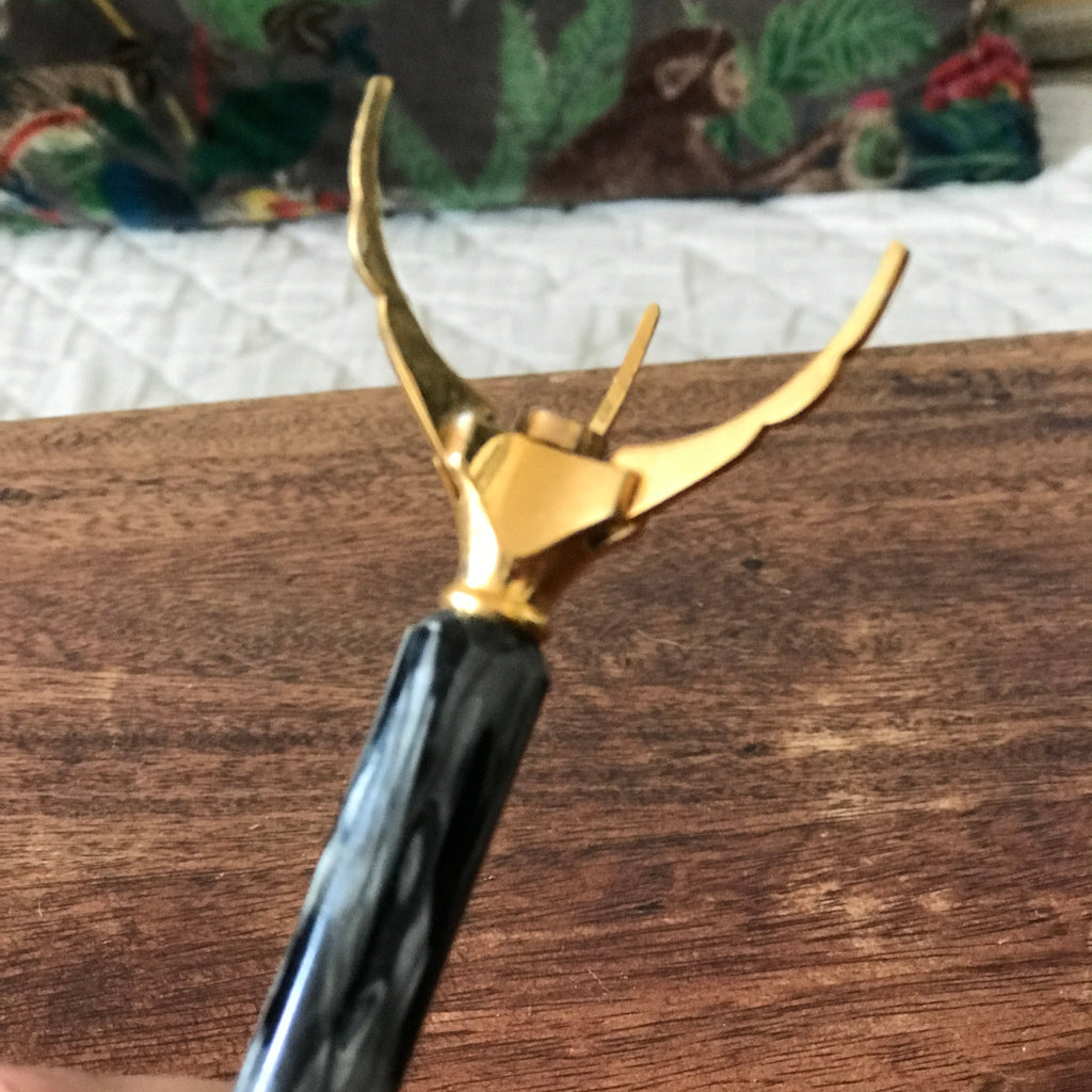 Pince crabe courte à sucre ou à glaçon manche bakélite détails dorés longueur 13 cm par Hello Broc brocante en ligne