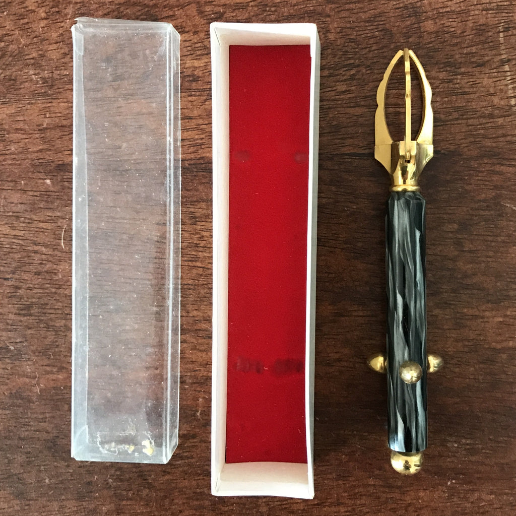 Pince crabe courte à sucre ou à glaçon manche bakélite détails dorés longueur 13 cm par Hello Broc brocante en ligne