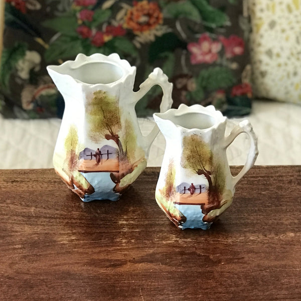 Ensemble de 2 petits pichets Art Nouveau 1900 décor japonisant peint main par Hello Broc brocante en ligne