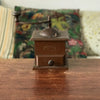 Moulin à café ancien de marque Dalto en bois repeint en marron par Hello Broc brocante en ligne