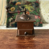 Moulin à café ancien de marque Dalto en bois repeint en marron par Hello Broc brocante en ligne