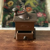 Moulin à café ancien de marque Dalto en bois repeint en marron par Hello Broc brocante en ligne
