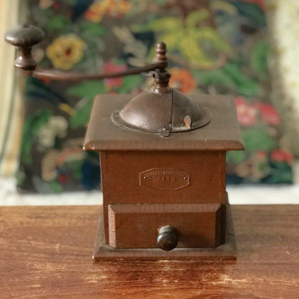 Moulin à café ancien de marque Dalto en bois repeint en marron par Hello Broc brocante en ligne
