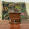 Moulin à café ancien de marque Dalto en bois repeint en marron par Hello Broc brocante en ligne