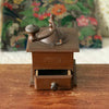 Moulin à café ancien de marque Dalto en bois repeint en marron par Hello Broc brocante en ligne