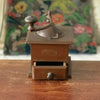 Moulin à café ancien de marque Dalto en bois repeint en marron par Hello Broc brocante en ligne