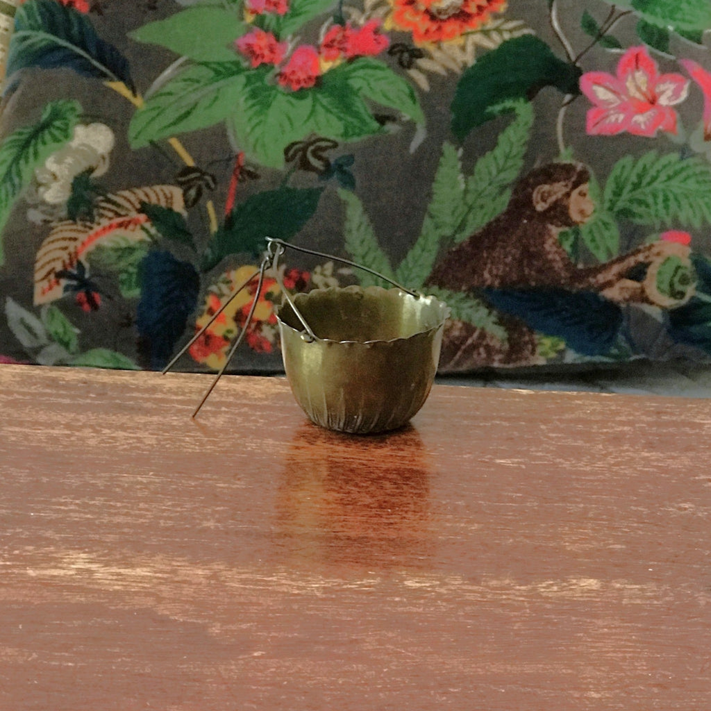 Passoire à thé adaptable à la théière - ancien passe thé ou tisane en métal doré par Hello Broc brocante en ligne