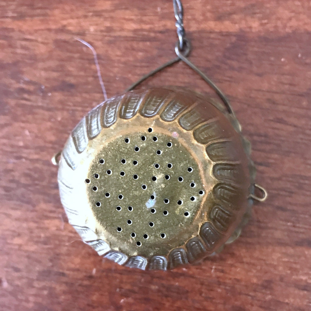 Passoire à thé adaptable à la théière - ancien passe thé ou tisane en métal doré par Hello Broc brocante en ligne