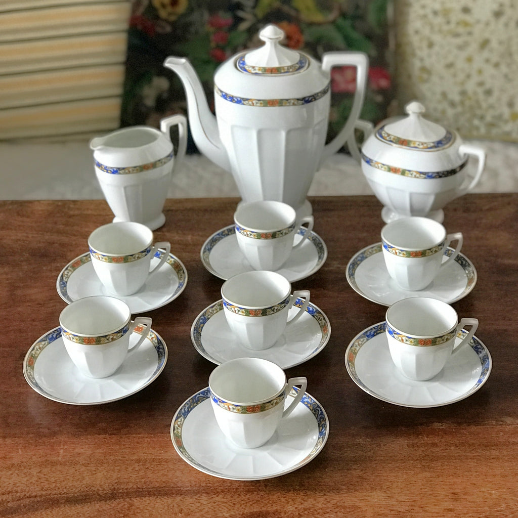 Service à café vintage en porcelaine Victoria China Czechoslovakia décor frise florale multicolore sur fond bleu par Hello Broc brocante en ligne