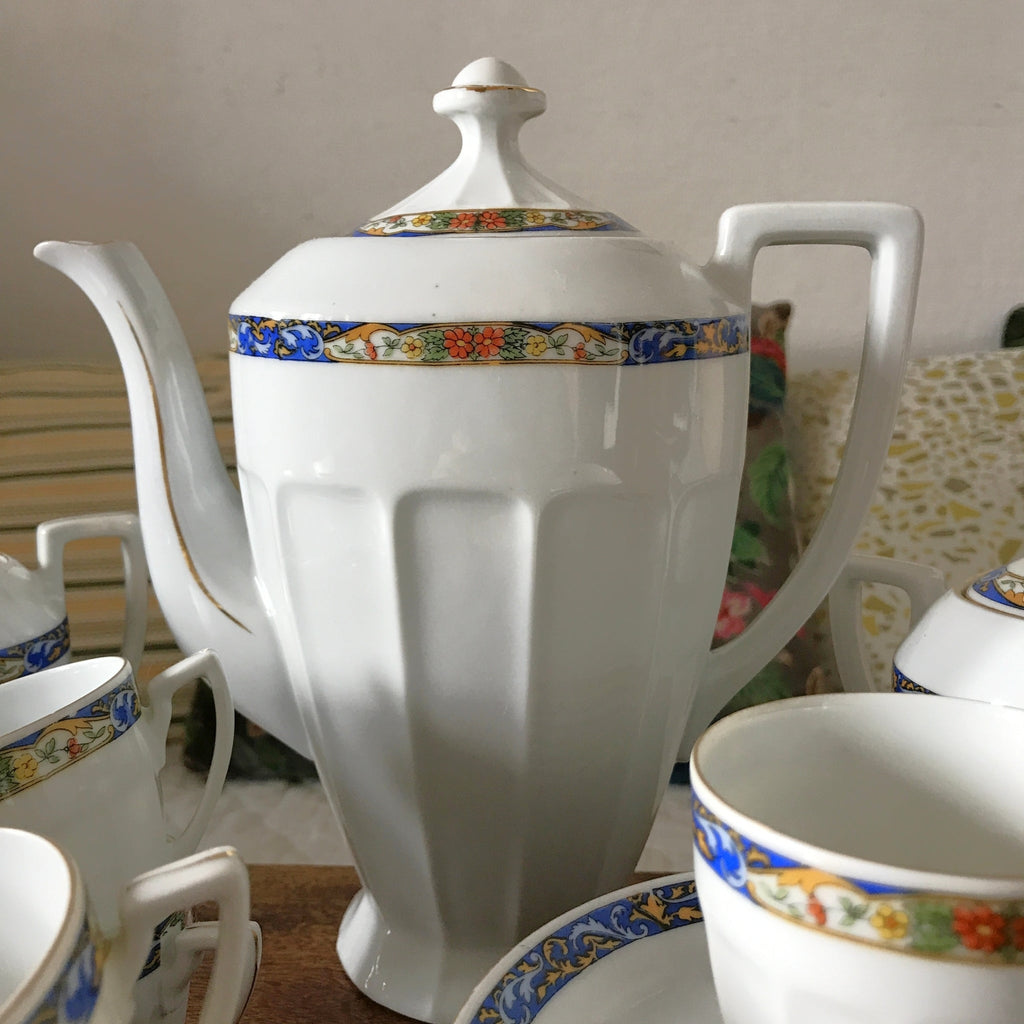 Service à café vintage en porcelaine Victoria China Czechoslovakia décor frise florale multicolore sur fond bleu par Hello Broc brocante en ligne
