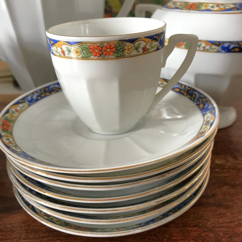 Service à café vintage en porcelaine Victoria China Czechoslovakia décor frise florale multicolore sur fond bleu par Hello Broc brocante en ligne