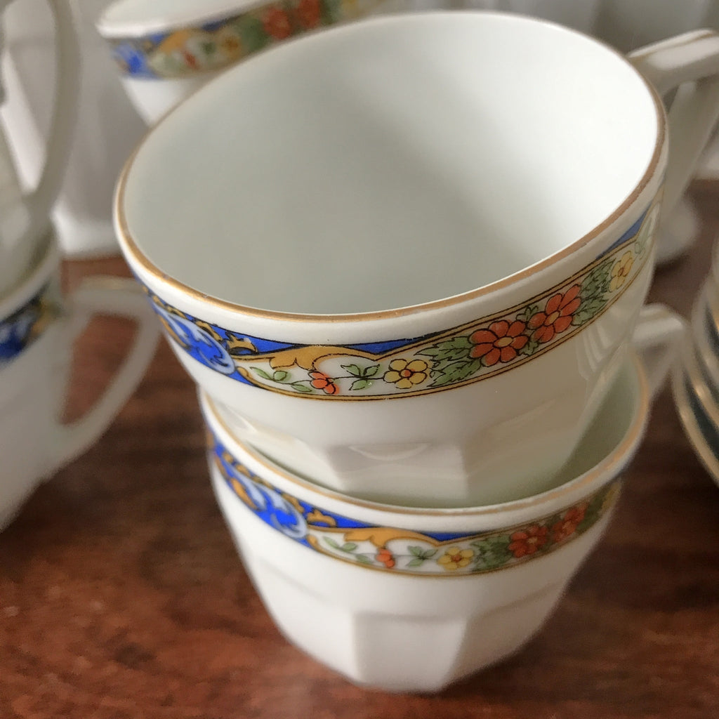 Service à café vintage en porcelaine Victoria China Czechoslovakia décor frise florale multicolore sur fond bleu par Hello Broc brocante en ligne