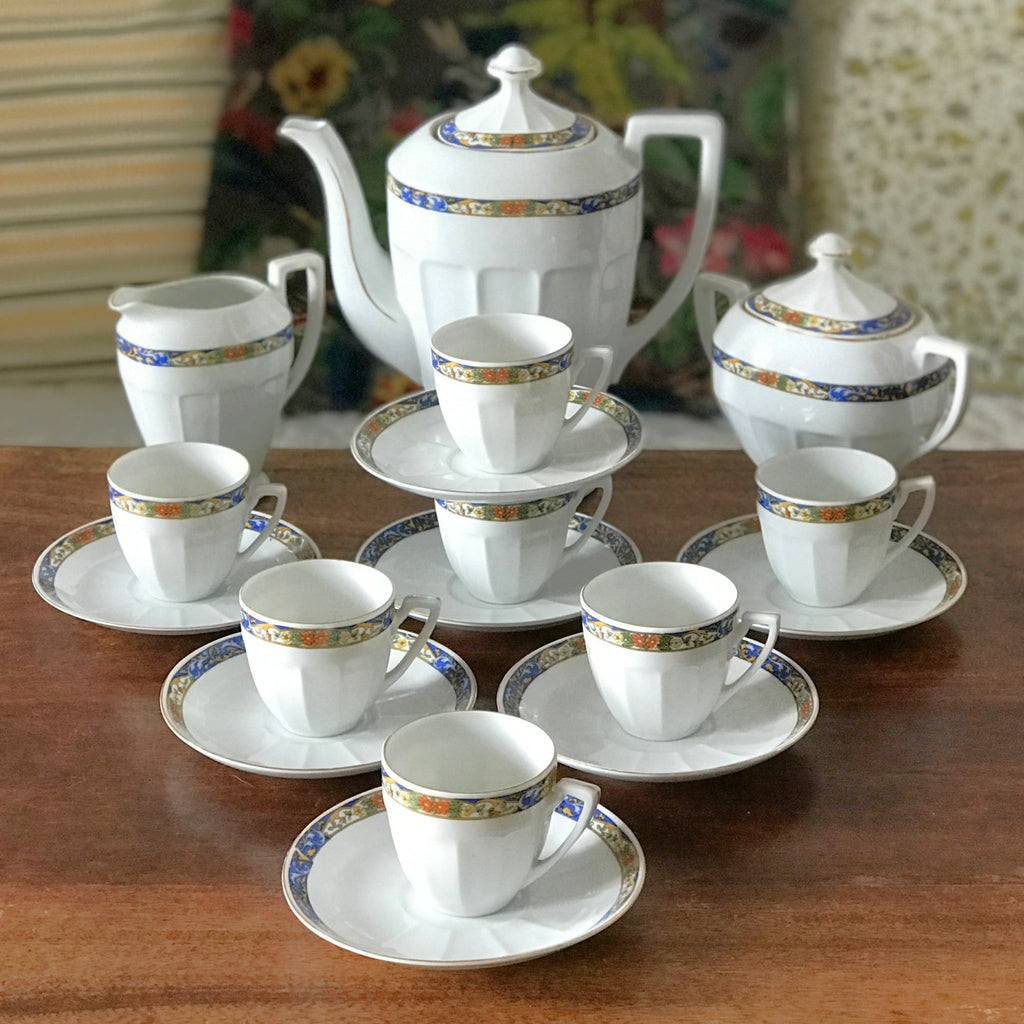 Service à café vintage en porcelaine Victoria China Czechoslovakia décor frise florale multicolore sur fond bleu par Hello Broc brocante en ligne