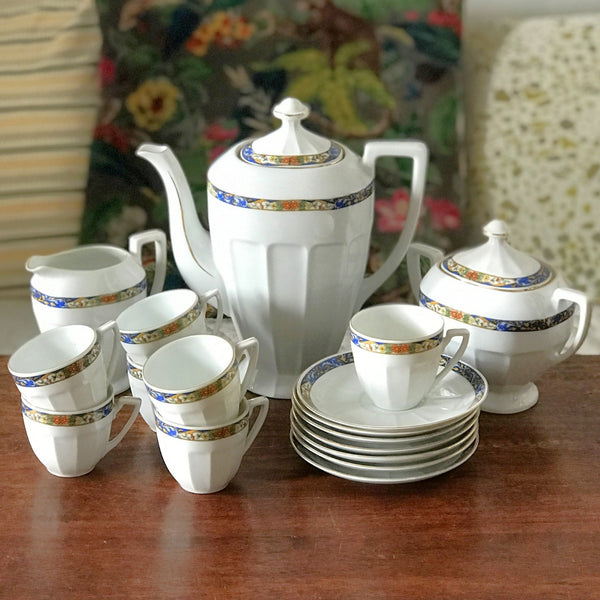 Service à café vintage en porcelaine Victoria China Czechoslovakia décor frise florale multicolore sur fond bleu par Hello Broc brocante en ligne