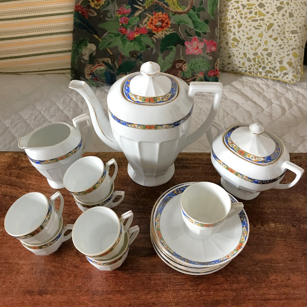 Service à café vintage en porcelaine Victoria China Czechoslovakia décor frise florale multicolore sur fond bleu par Hello Broc brocante en ligne