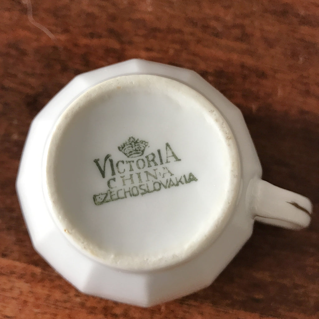 Service à café vintage en porcelaine Victoria China Czechoslovakia décor frise florale multicolore sur fond bleu par Hello Broc brocante en ligne