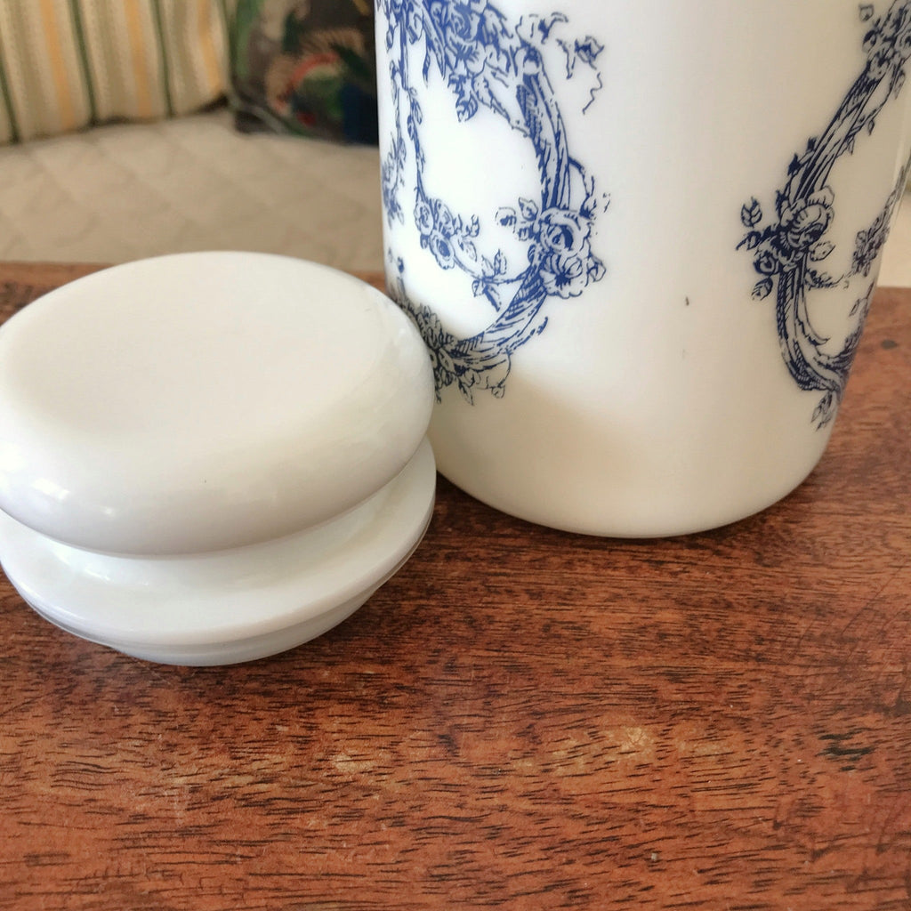 Grand bocal style pot d'apothicaire vintage en verre opalin blanc décor bleu made in Italy par Hello Broc brocante en ligne