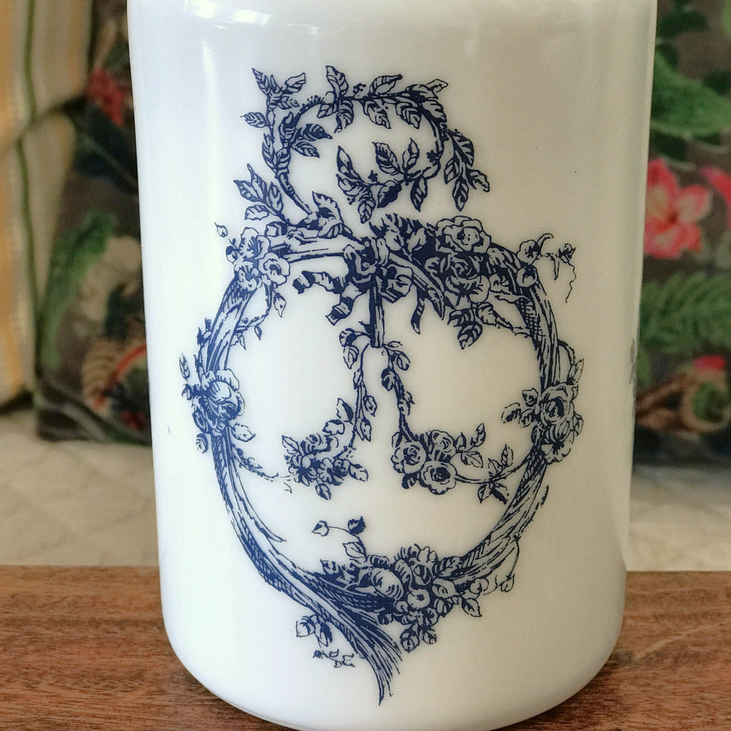Grand bocal style pot d'apothicaire vintage en verre opalin blanc décor bleu made in Italy par Hello Broc brocante en ligne