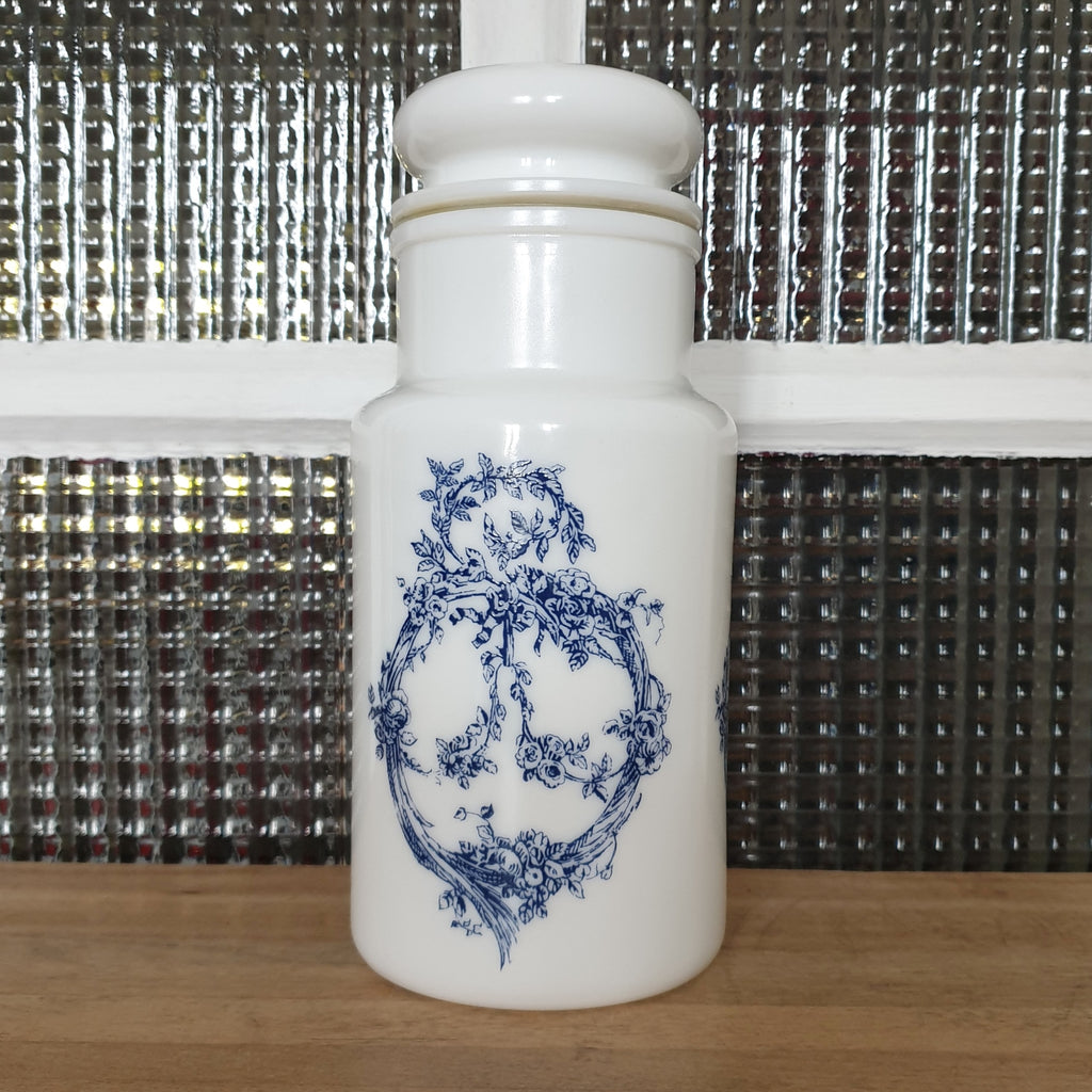 Grand bocal style pot d'apothicaire vintage en verre opalin blanc décor bleu made in Italy par Hello Broc brocante en ligne