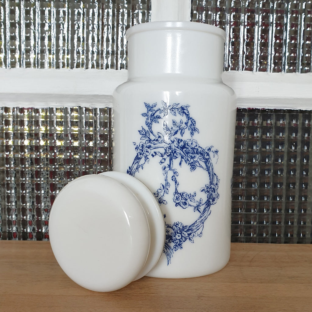Grand bocal style pot d'apothicaire vintage en verre opalin blanc décor bleu made in Italy par Hello Broc brocante en ligne