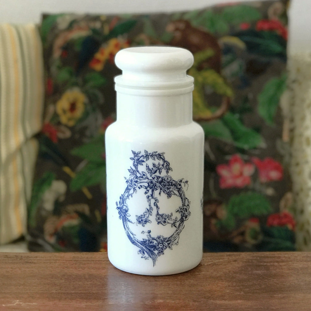 Grand bocal style pot d'apothicaire vintage en verre opalin blanc décor bleu made in Italy par Hello Broc brocante en ligne