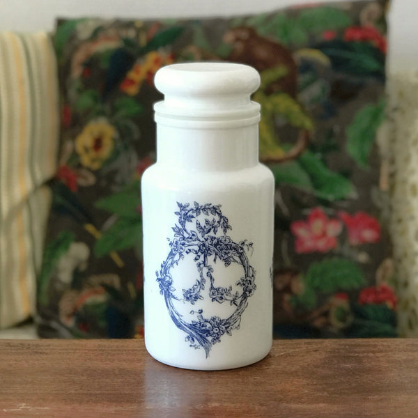 Grand bocal style pot d'apothicaire vintage en verre opalin blanc décor bleu made in Italy par Hello Broc brocante en ligne