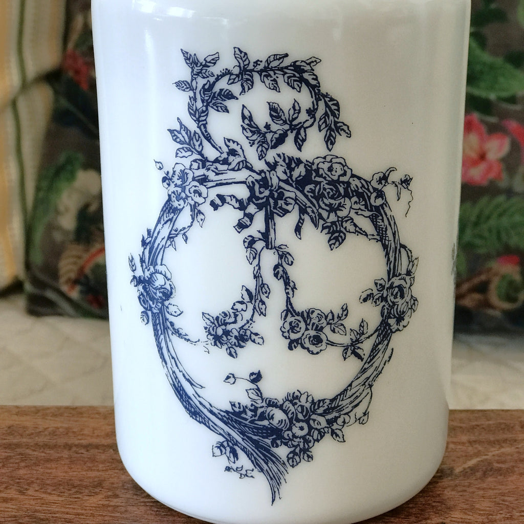 Grand bocal style pot d'apothicaire vintage en verre opalin blanc décor bleu made in Italy par Hello Broc brocante en ligne