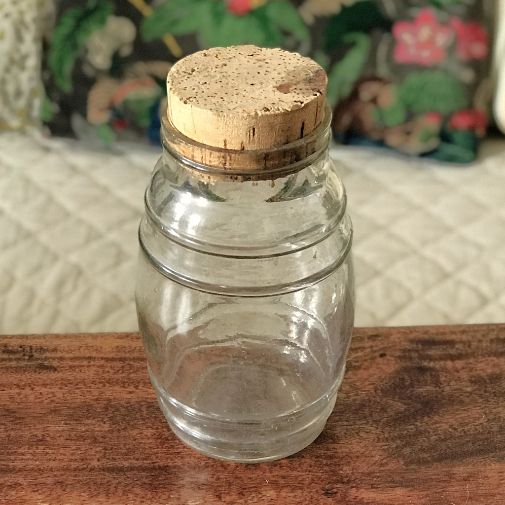Ancien bocal ou bonbonnière en verre moulé incolore avec bouchon en liège hauteur 22 cm par Hello Broc brocante en ligne