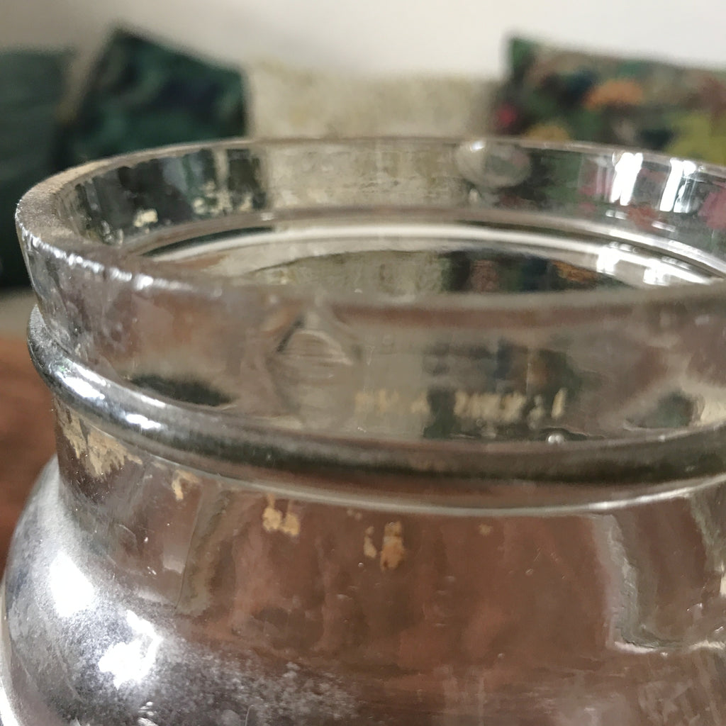 Ancien bocal ou bonbonnière en verre moulé incolore avec bouchon en liège hauteur 22 cm par Hello Broc brocante en ligne