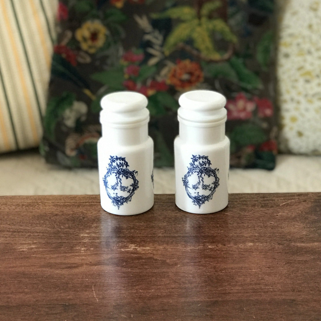 Ensemble de 2 petits bocaux style apothicaire en verre opalin blanc décor bleu par Hello Broc brocante en ligne