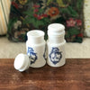 Ensemble de 2 petits bocaux style apothicaire en verre opalin blanc décor bleu par Hello Broc brocante en ligne
