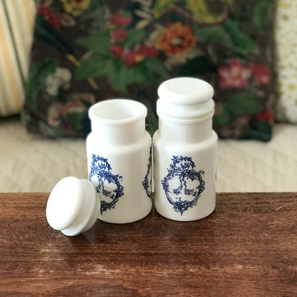 Ensemble de 2 petits bocaux style apothicaire en verre opalin blanc décor bleu par Hello Broc brocante en ligne