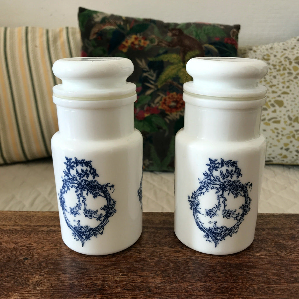 Ensemble de 2 petits bocaux style apothicaire en verre opalin blanc décor bleu par Hello Broc brocante en ligne