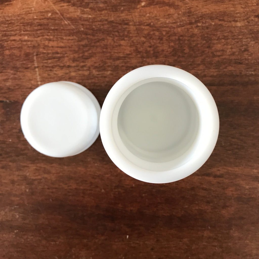 Ensemble de 2 petits bocaux style apothicaire en verre opalin blanc décor bleu par Hello Broc brocante en ligne