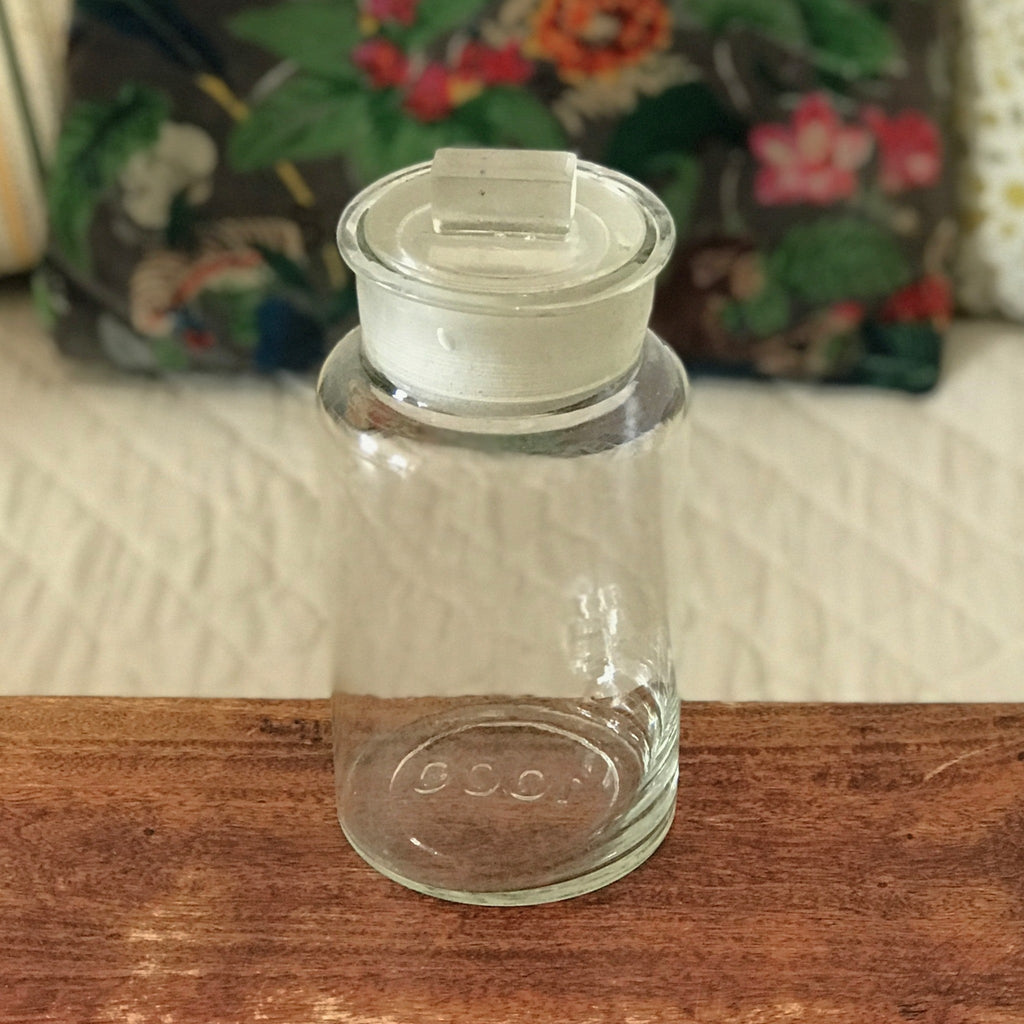 Bocal ancien en verre soufflé avec son couvercle au bouton de préhension rectangulaire par Hello Broc brocante en ligne
