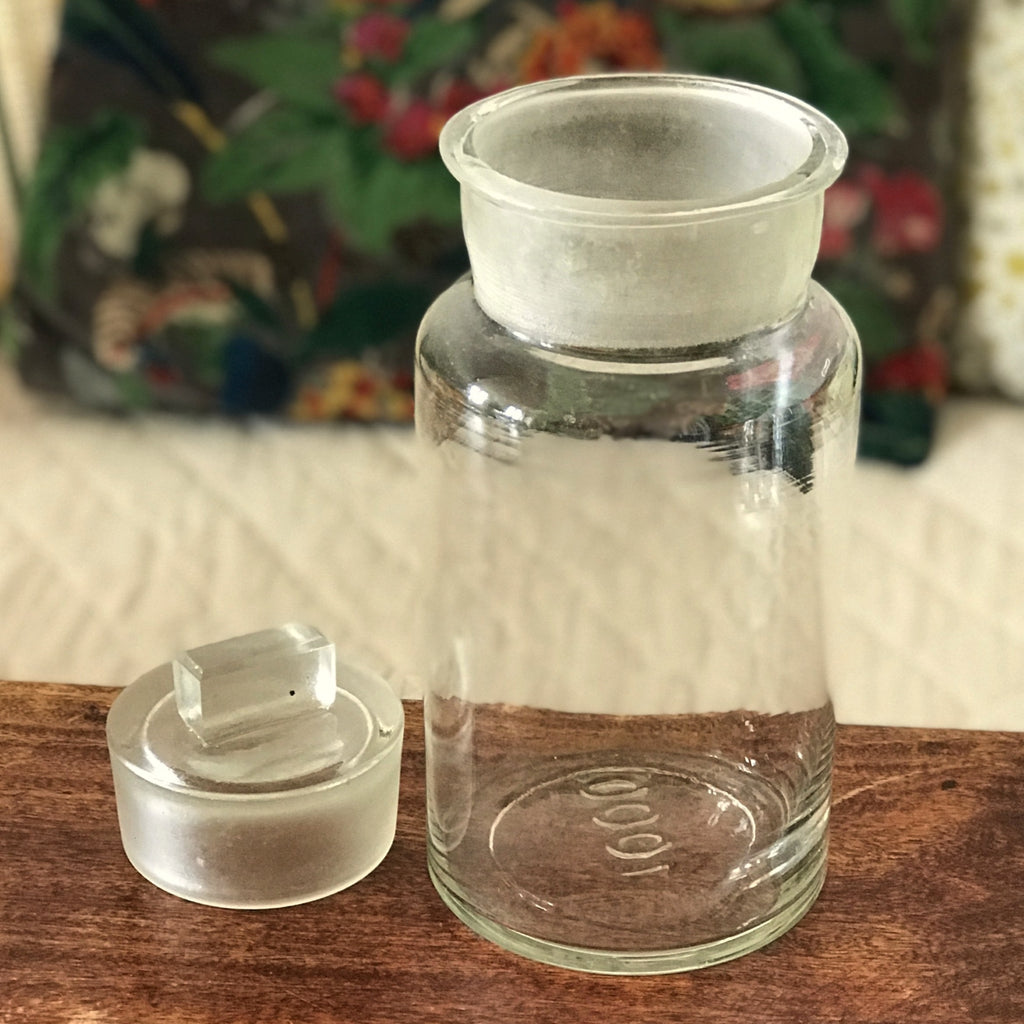 Bocal ancien en verre soufflé avec son couvercle au bouton de préhension rectangulaire par Hello Broc brocante en ligne