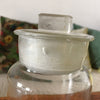 Bocal ancien en verre soufflé avec son couvercle au bouton de préhension rectangulaire par Hello Broc brocante en ligne