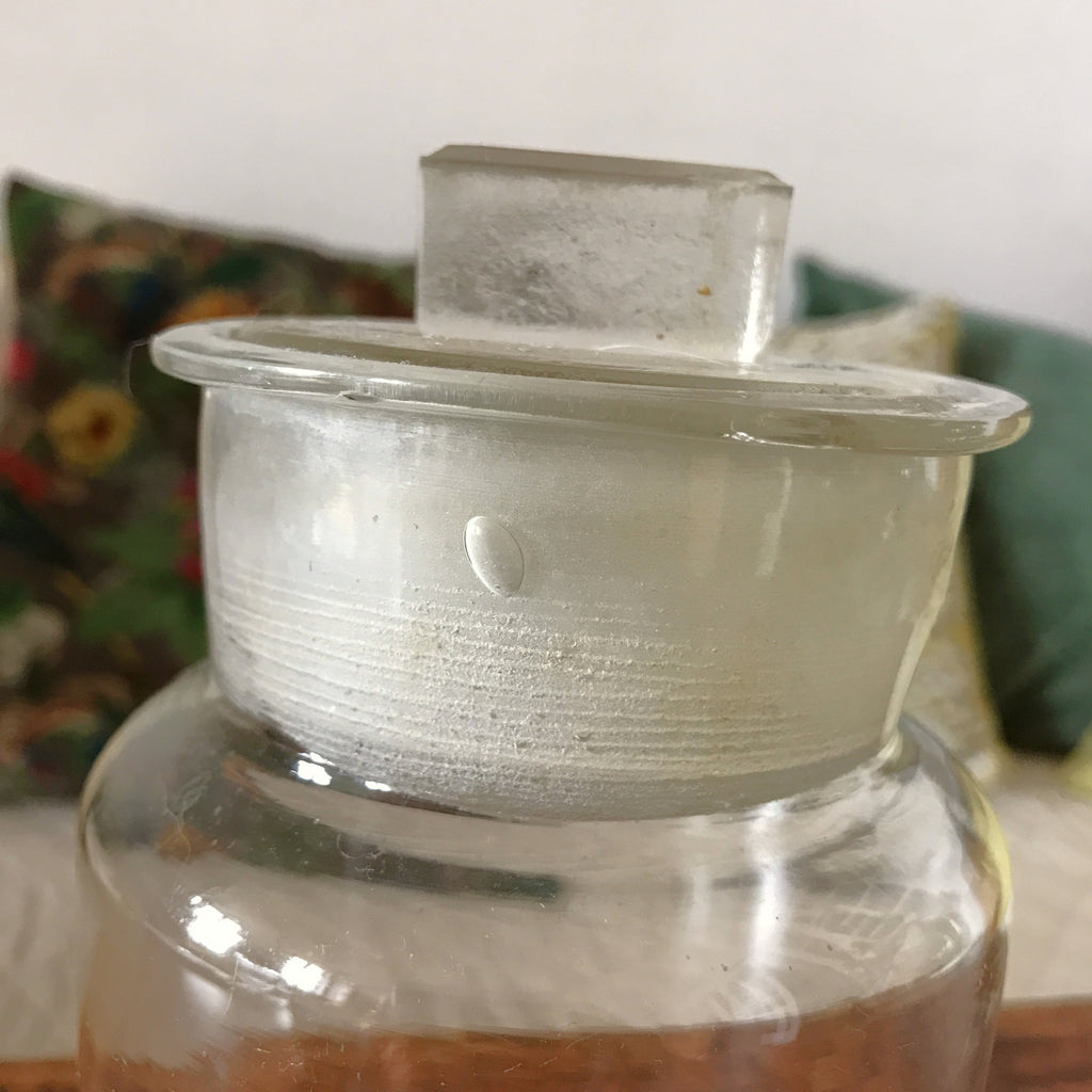 Bocal ancien en verre soufflé avec son couvercle au bouton de préhension rectangulaire par Hello Broc brocante en ligne