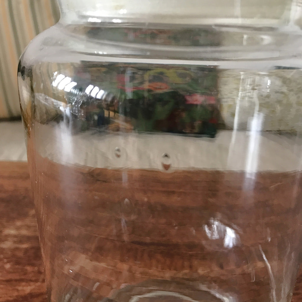 Bocal ancien en verre soufflé avec son couvercle au bouton de préhension rectangulaire par Hello Broc brocante en ligne