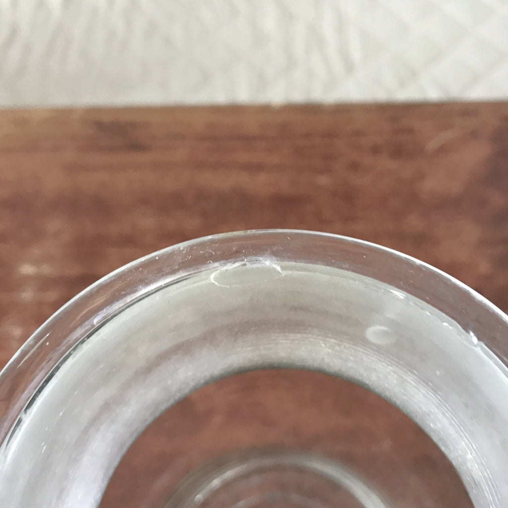 Bocal ancien en verre soufflé avec son couvercle au bouton de préhension rectangulaire par Hello Broc brocante en ligne