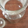 Bocal ancien en verre soufflé avec son couvercle au bouton de préhension rectangulaire par Hello Broc brocante en ligne