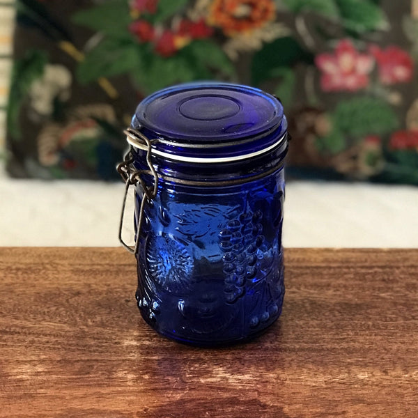 Bocal hermétique vintage en verre moulé pressé bleu cobalt par Hello Broc brocante en ligne