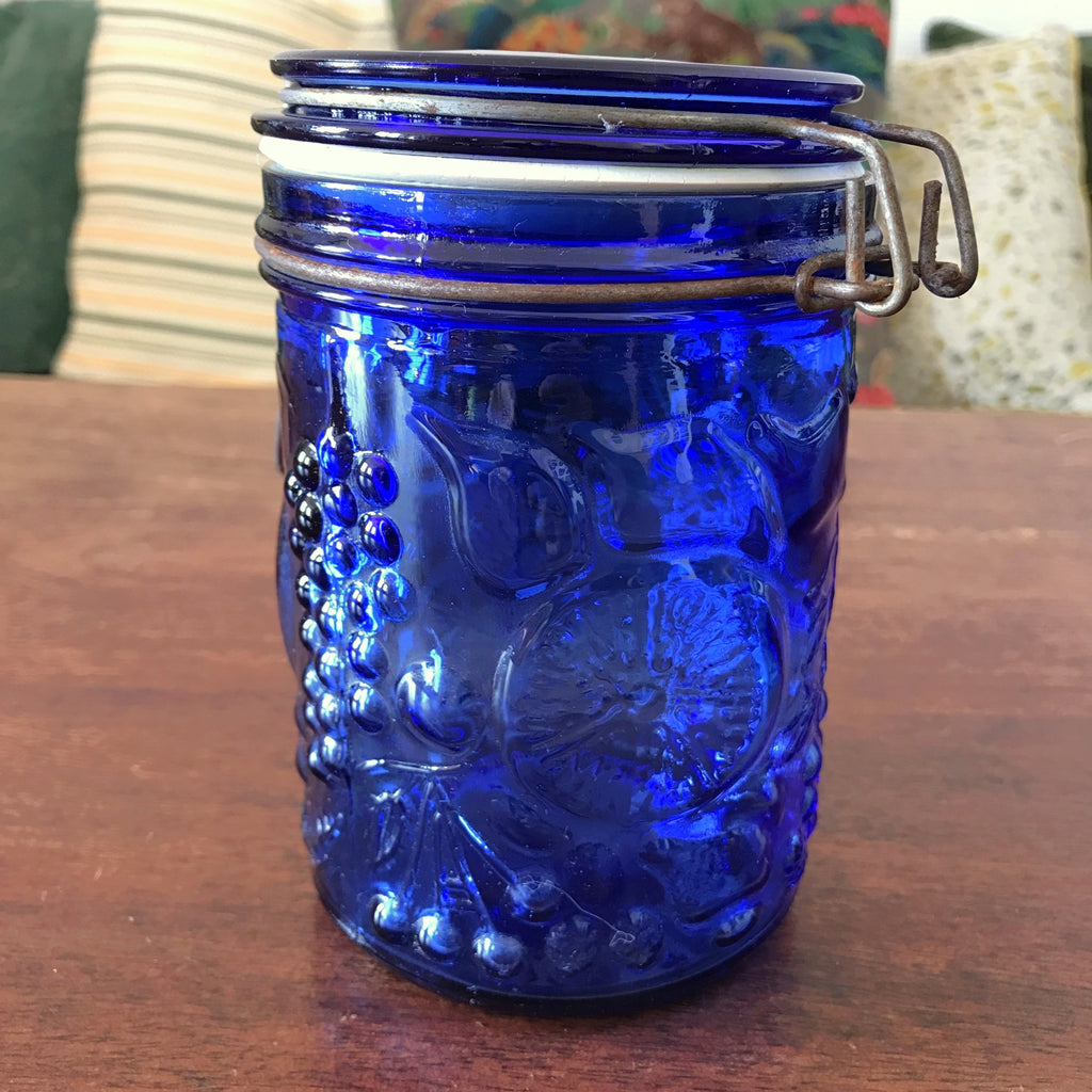 Bocal hermétique vintage en verre moulé pressé bleu cobalt par Hello Broc brocante en ligne