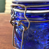 Bocal hermétique vintage en verre moulé pressé bleu cobalt par Hello Broc brocante en ligne