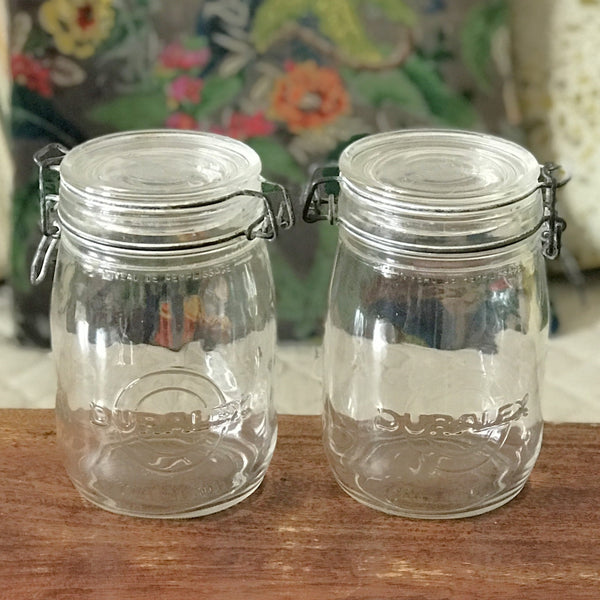 Ensemble de 2 bocaux ou pots de conservation anciens et vintage en verre moulé de marque Duralex contenance 1 litre par Hello Broc brocante en ligne
