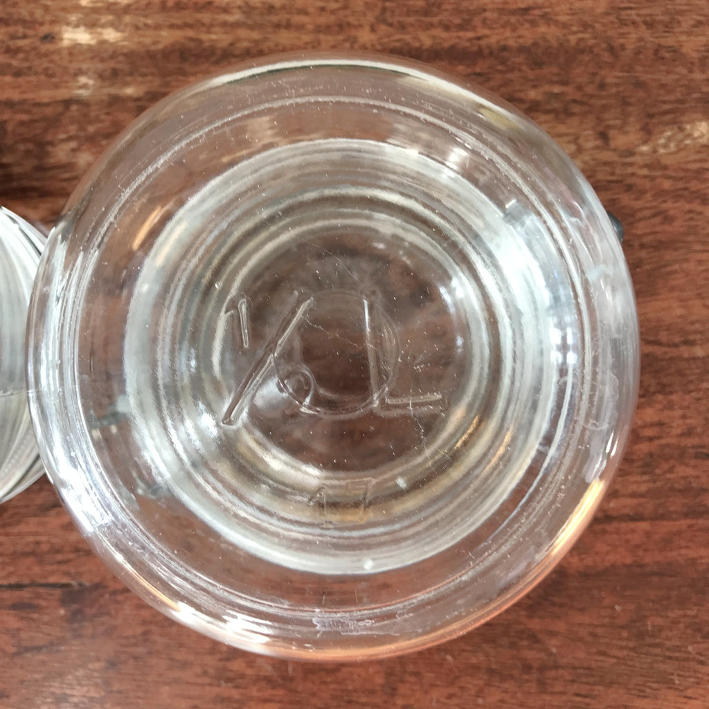 Lot de 2 bocaux de conservation anciens en verre moulé Le Pratique contenance 0,5 Litre par Hello Broc brocante en ligne