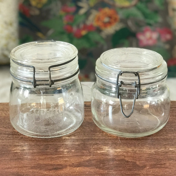 Lot de 2 bocaux de conservation anciens en verre moulé Le Pratique contenance 0,5 Litre par Hello Broc brocante en ligne