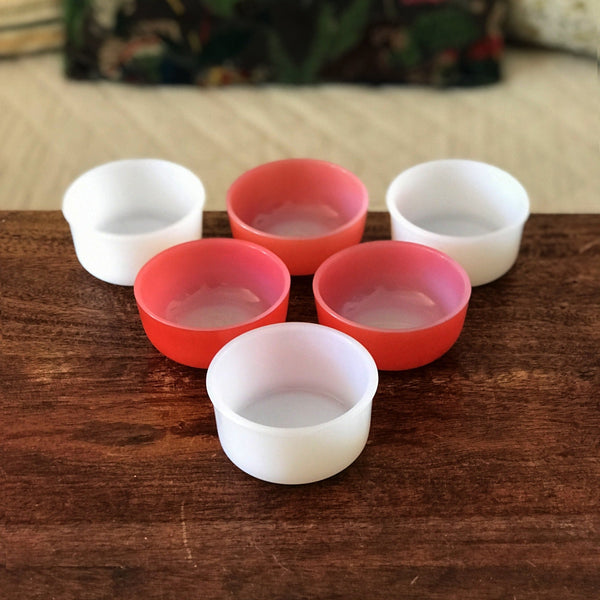 Lot de 6 ramequins publicitaires en verre opalin rouge et blanc vintage par Hello Broc brocante en ligne